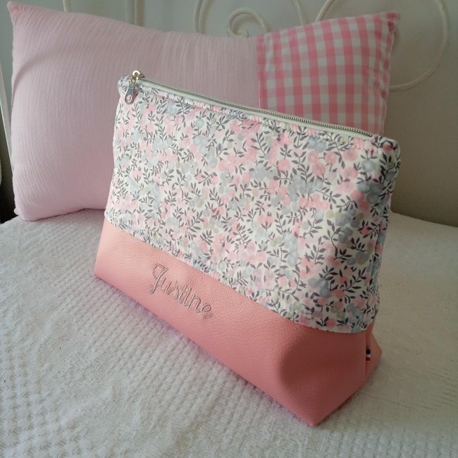 trousse de toilette personnalisée avec broderie prénom: cadeau unique, très utile et intemporel! un indispensable pour les départ en vadrouilles!