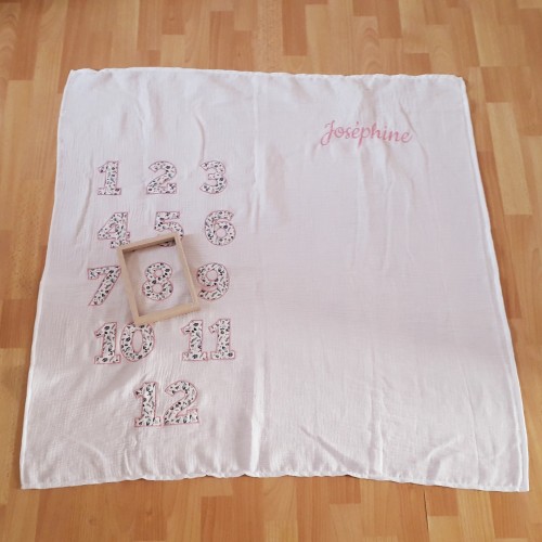 couverture étapes bébé brodé par mois