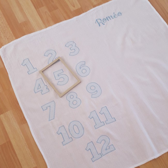 couverture étapes bébé brodé par mois