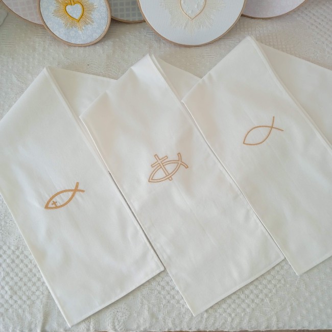 Écharpe de baptême adulte personnalisée, faite main, idéale pour un baptême à Pâques. Broderie prénom, date et motifs catholiques au choix.