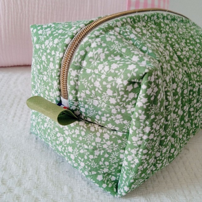 petites fleurs blanches sur fond vert (ceci est une trousse Angèle) trousse de toilette matelassée, entièrement fait main et surmesure, cadeau de naissance idéal! personnalisable avec prénom