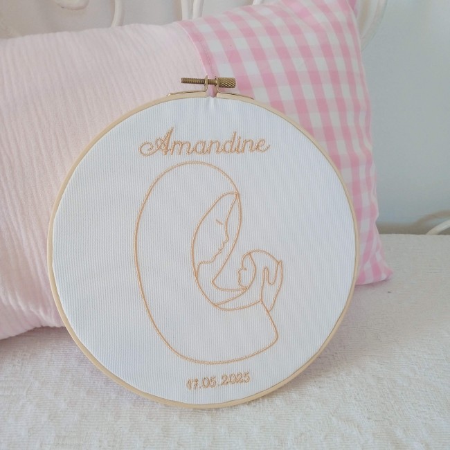 Vierge à l’Enfant à broder – Symbole de protection et d’amour divin, parfait pour personnaliser écharpes de baptême, linge, tambours ou trousses souvenirs.
