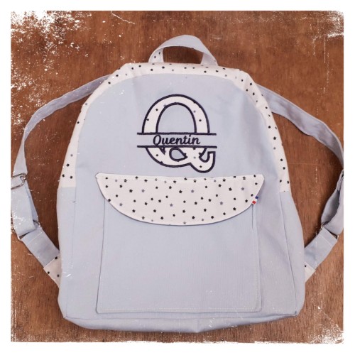 sac à dos maternelle fait main, tissu au choix, personnalisé avec broderie prénom ou dessin, zippé et doté de bretelles ajustable sac à dos maternelle fait main, tissu au choix, personnalisé avec broderie prénom ou dessin, zippé et doté de bretelles ajustable