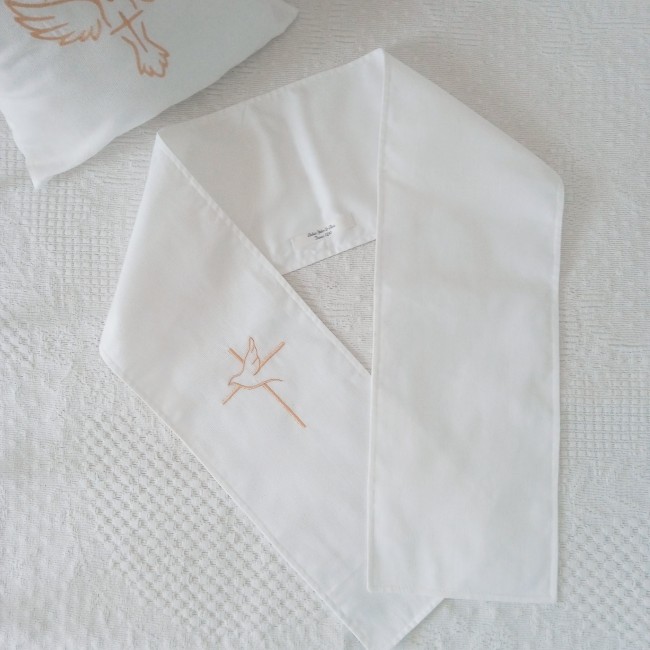 Écharpe de baptême artisanale brodée d’une croix et d'une colombe très épurée, personnalisable prénom/date. Cadeau religieux élégant et symbolique, fait main en coton milleraies blanc