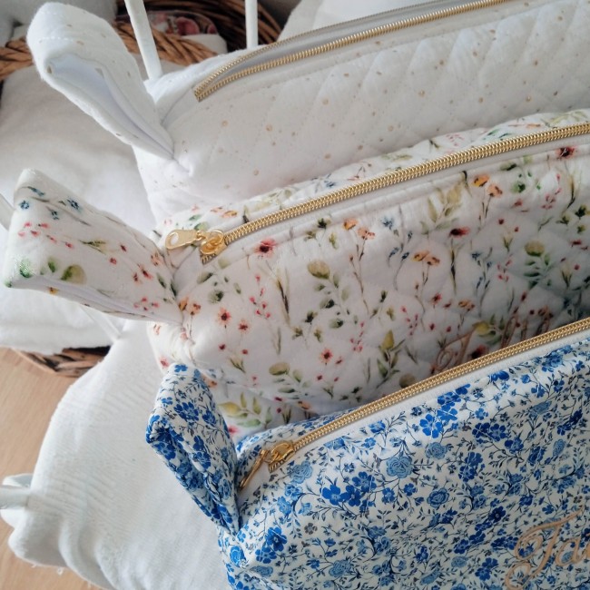 fleurs vertes et saumon sur fond blanc trousse de toilette matelassée, entièrement fait main et surmesure, cadeau de naissance idéal! personnalisable avec prénom