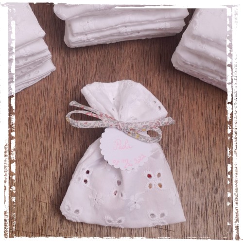 exemple de pochon à dragée broderie anglaise & cordon Liberty Eloise Pastel pochon à dragées broderie anglaise ajourée et cordon Liberty au choix, personnalisé avec étiquette