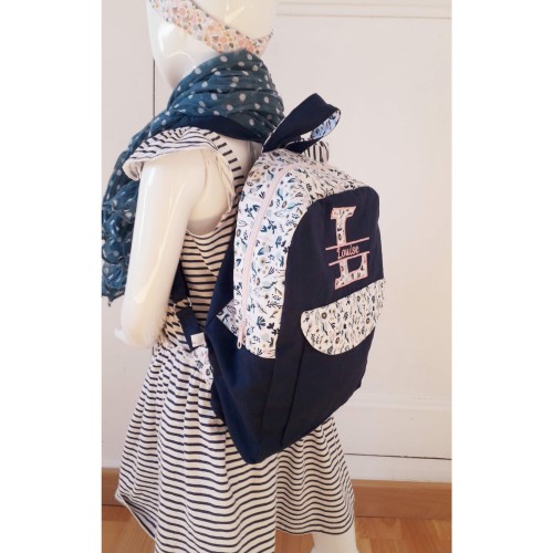 sac à dos maternelle fait main, tissu au choix, personnalisé avec broderie prénom ou dessin, zippé et doté de bretelles ajustable sac à dos maternelle fait main, tissu au choix, personnalisé avec broderie prénom ou dessin, zippé et doté de bretelles ajustable