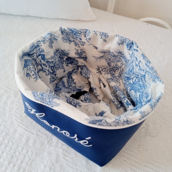 Idéal pour y glisser des lingettes lavables, un petit nécessaire de toilette ou encore du petit linge! Idéal pour y glisser des lingettes lavables, un petit nécessaire de toilette ou encore du petit linge!