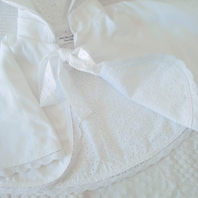 Cape de baptême blanche à capuche, en piqué de coton milleraies doublé de broderie anglaise et bordé d'un feston délicat
