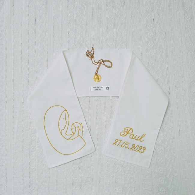 écharpe de baptême blanche, personnalisée avec broderie
