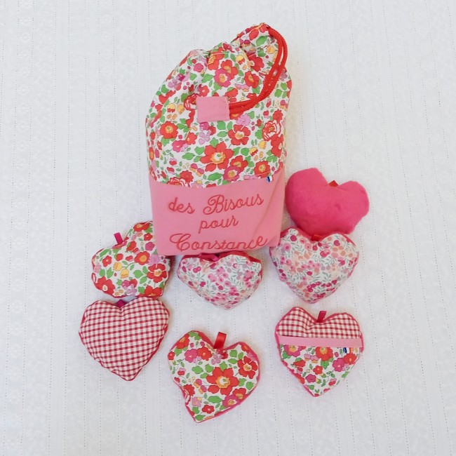 Sac à bisous baluchon fleuri personnalisé Sac à bisous baluchon rose personnalisé avec prénom et cœurs assortis