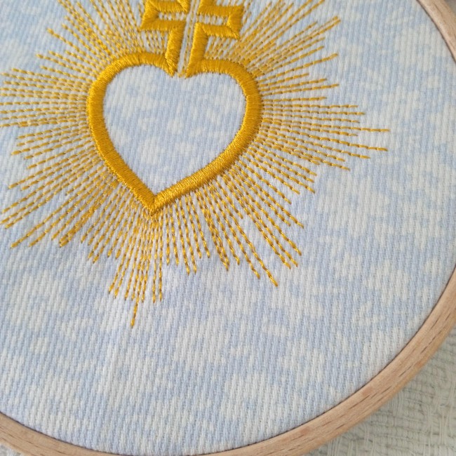 Tambour brodé Sacré-Cœur avec croix dorée, personnalisé prénom et date, sur tissu piqué de coton, cadeau chrétien baptême ou naissance