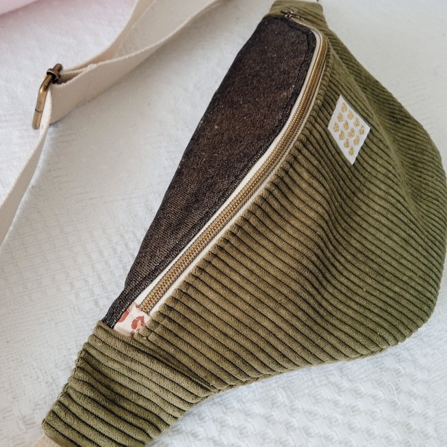 Détail du velours côtelé vert mousse du sac banane XL