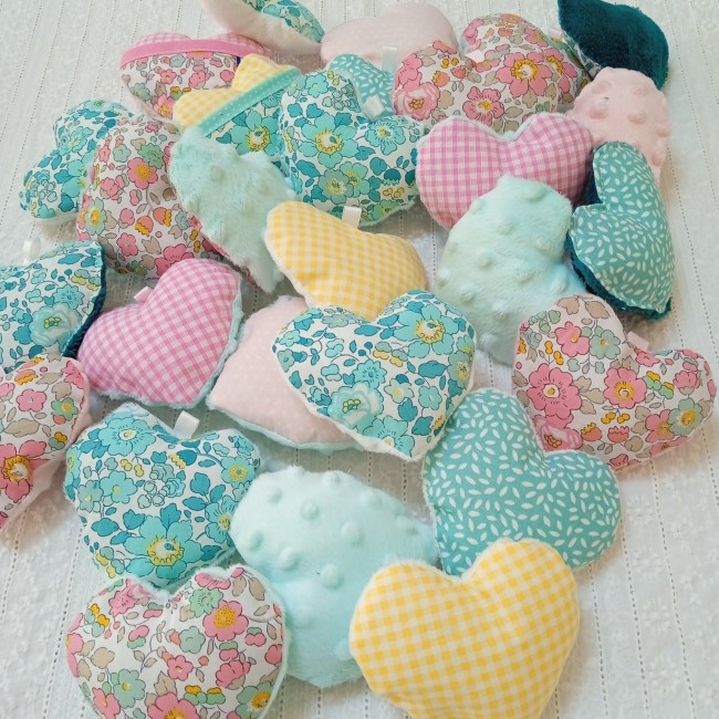 Assortiment de cœurs bisous en tissus coordonnés Collection de cœurs bisous en tissus Liberty, fleuris, vichy et polaire