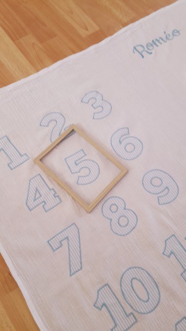 couverture étapes bébé brodé par mois