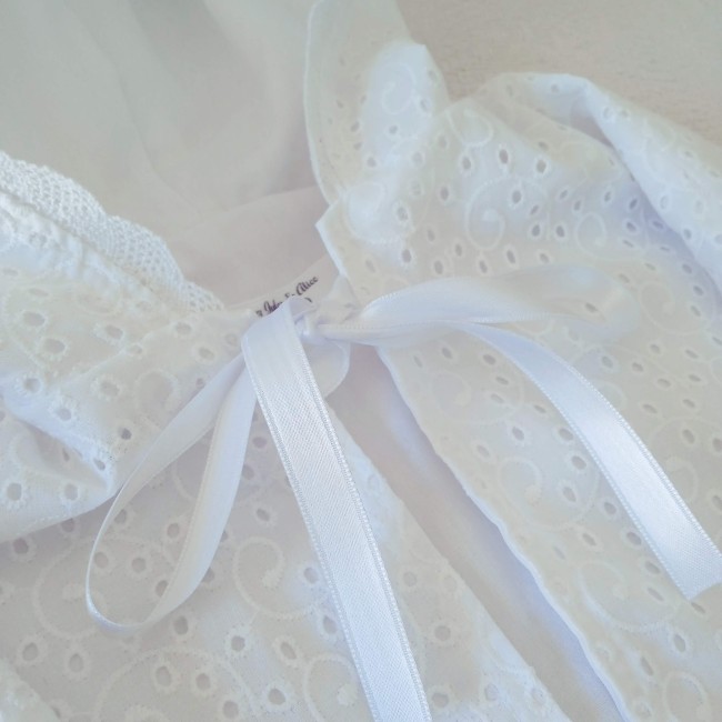 Cape de baptême blanche en broderie anglaise ajourée avec capuche festonnée et ruban de satin