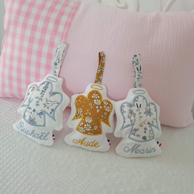 petit ange en liberty, à personnaliser avec broderie, cadeaux religieux à offrir lors d'une naissance, un baptême.. petit ange en liberty, à personnaliser avec broderie, cadeaux religieux à offrir lors d'une naissance, un baptême..