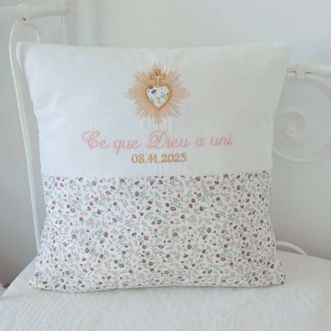 Coussin de mariage brodé « Ce que Dieu a uni » – tissu fleuri Coussin de mariage personnalisé brodé du Sacré-Cœur, de la citation « Ce que Dieu a uni » et de la date du mariage, tissu fleuri
