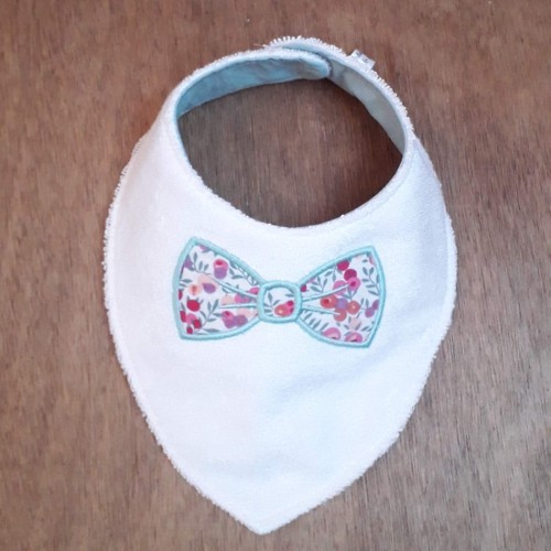 un noeud papillon pour bébé en mode bavoir