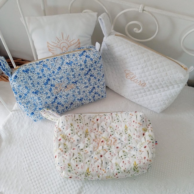 petites fleurs bleues sur fond blanc trousse de toilette matelassée, entièrement fait main et surmesure, cadeau de naissance idéal! personnalisable avec prénom