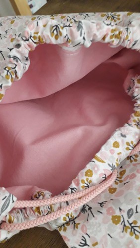 sac à dos maternelle JULES bretelle cordon et rabat, réalisé avec le tissu de votre choix et personnalisable avec broderie