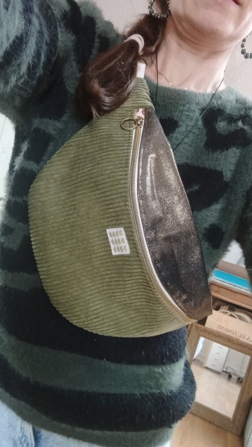 Sac banane XL en velours vert mousse porté en bandoulière