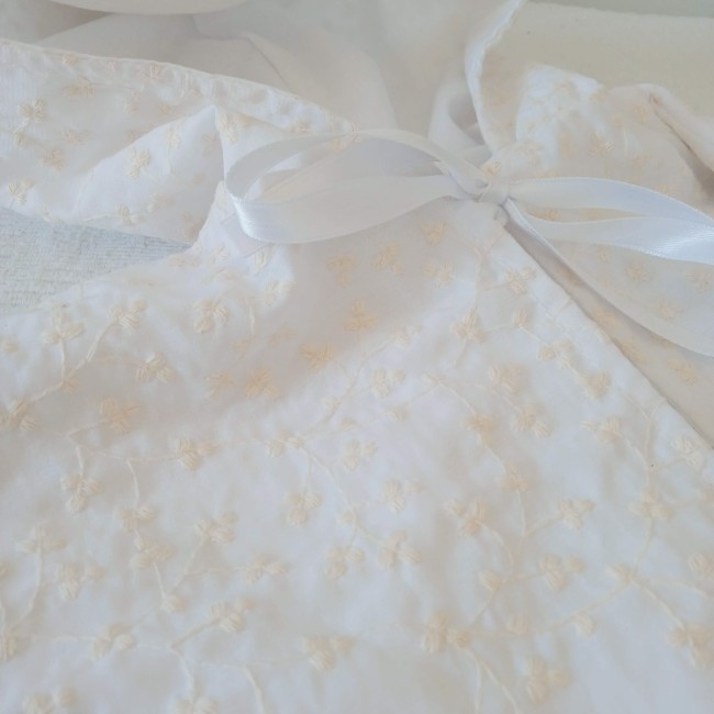 cape de baptême élégante, en tissu blanc brodée de délicates fleurettes ivoires, dotée d'une adorable capuche. cape de baptême élégante, en tissu blanc brodée de délicates fleurettes ivoires, dotée d'une adorable capuche.