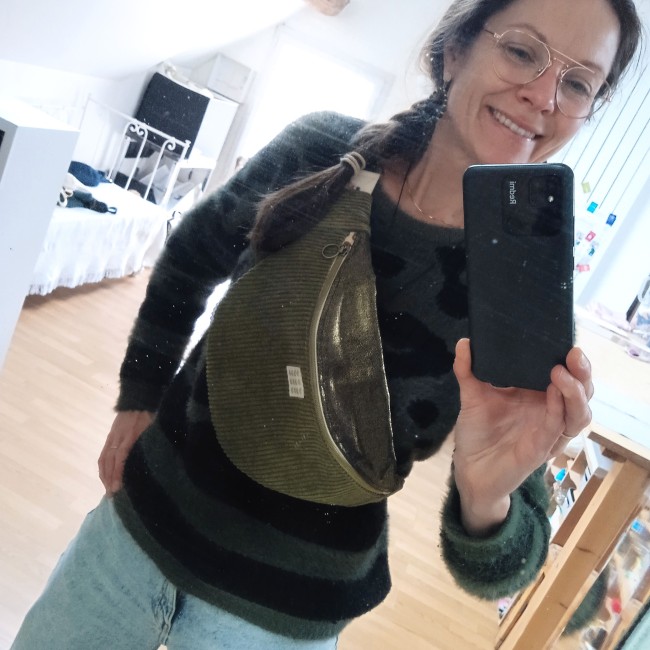 Sac banane XL vert mousse porté en bandoulière