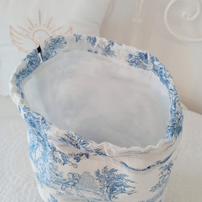 Idéal pour y glisser des lingettes lavables, un petit nécessaire de toilette ou encore du petit linge! Idéal pour y glisser des lingettes lavables, un petit nécessaire de toilette ou encore du petit linge!