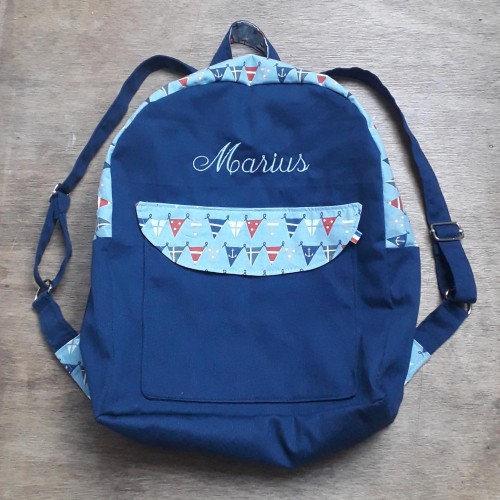 sac à dos maternelle fait main, tissu au choix, personnalisé avec broderie prénom ou dessin, zippé et doté de bretelles ajustable sac à dos maternelle fait main, tissu au choix, personnalisé avec broderie prénom ou dessin, zippé et doté de bretelles ajustable