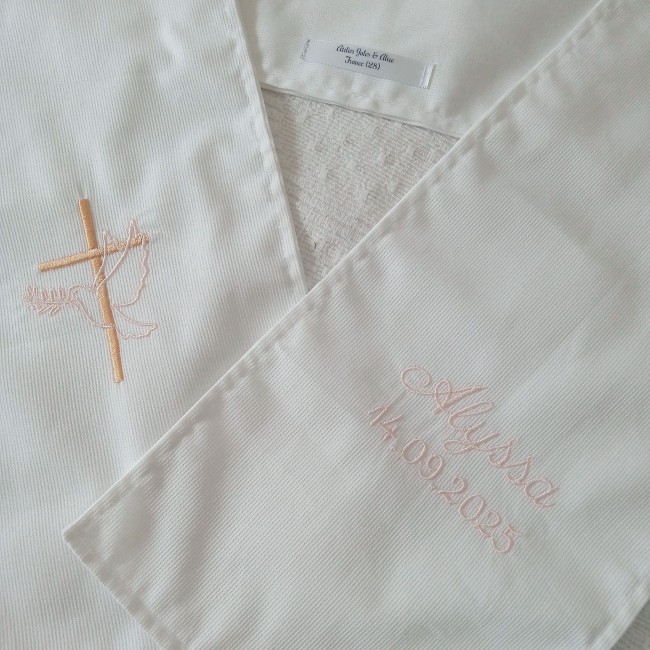 Écharpe de Baptême Brodée Croix et Colombe – Cadeau Religieux Écharpe de baptême blanche brodée d’une croix et colombe, personnalisable avec prénom et date, confection artisanale