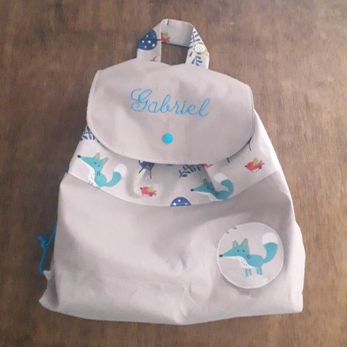 sac à dos maternelle JULES à cordon et rabat, personnalisable avec broderie