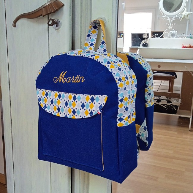 sac à dos maternelle, zippé, personnalisé avec broderie, en toile outdoor étanche et robuste, de la couleur de votre choix sac à dos maternelle, zippé, personnalisé avec broderie, en toile outdoor étanche et robuste, de la couleur de votre choix