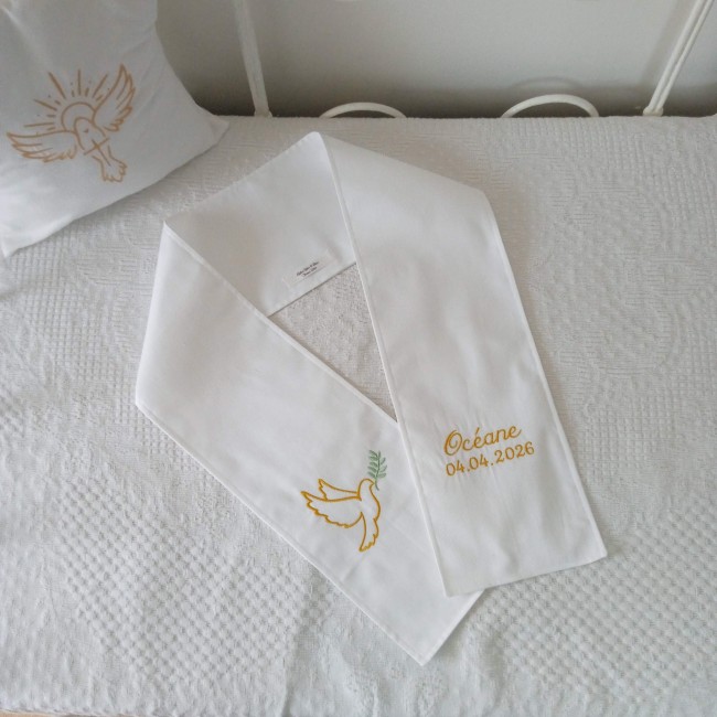 écharpe de baptême blanche fait main personnalisée avec broderie colombe et gui en or clair