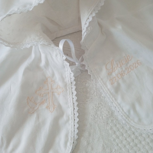 Cape de baptême doublée BRODERIE ANGLAISE personnalisable avec broderie