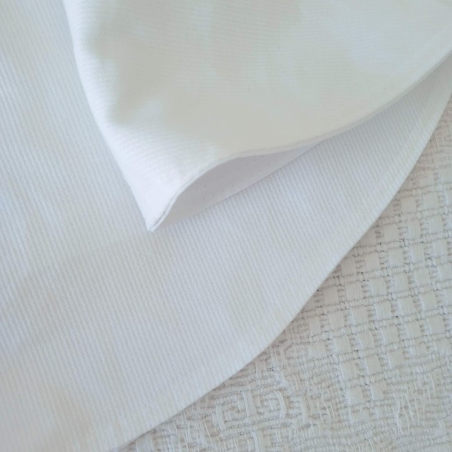 zoom sur matière piqué de coton milleraies de la cape de baptême en stock
