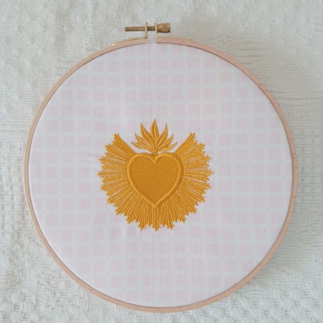 Tambour brodé Sacré-Cœur avec croix dorée, personnalisé prénom et date, sur tissu piqué de coton, cadeau chrétien baptême ou naissance