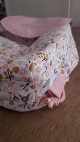 sac à dos maternelle JULES bretelle cordon et rabat, réalisé avec le tissu de votre choix et personnalisable avec broderie