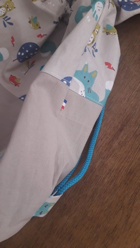 sac à dos maternelle JULES à cordon et rabat, personnalisable avec broderie