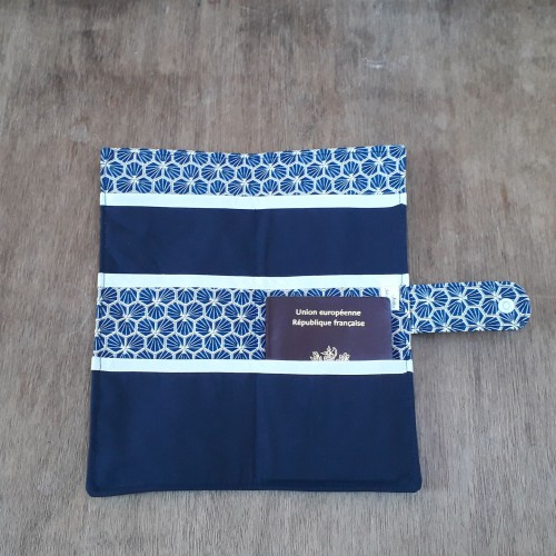 pochette à passeport familial, extérieur en simili (au choix) à personnaliser avec broderie