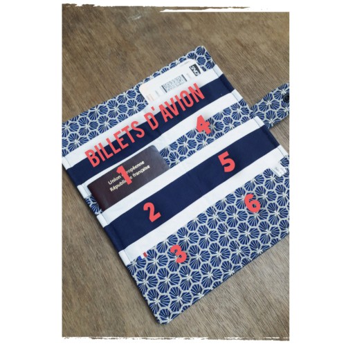 pochette à passeport familial, extérieur en simili (au choix) à personnaliser avec broderie