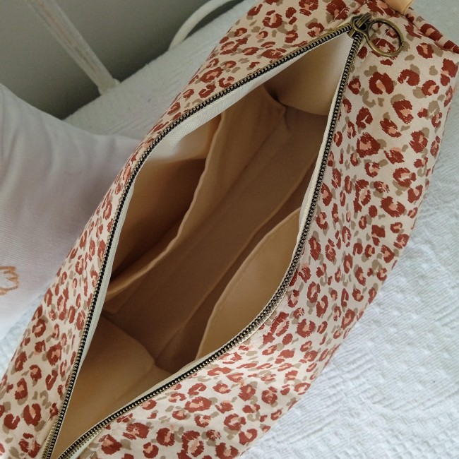 trousse de toilette surmesure et personnalisée, entière fait main selon vos souhaits de tissu et broderie! cadeau idéal pour une naissance, un anniversaire... trousse de toilette surmesure et personnalisée, entière fait main selon vos souhaits de tissu et broderie! cadeau idéal pour une naissance, un anniversaire...