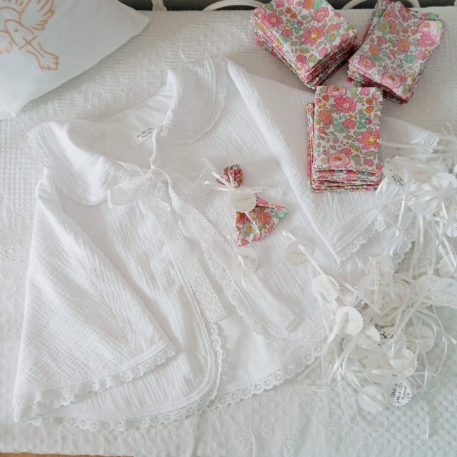 cape de baptême ou communion réalisée artisanalement sur mesure