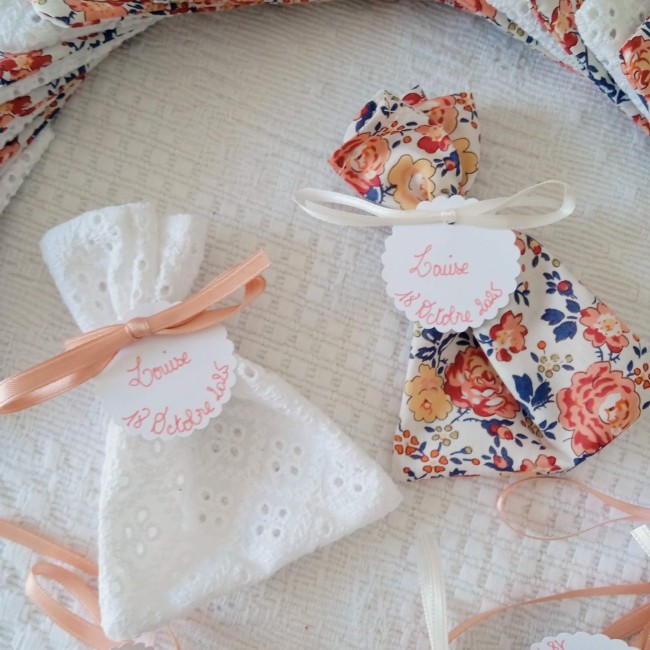 pochon à dragée en broderie anglaise blanche, ajourée pochon à dragée en broderie anglaise blanche, ajourée