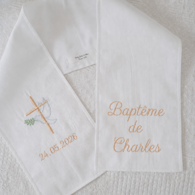 Écharpe de baptême personnalisée brodée avec croix et colombe, prénom Charles et date 24.05.2026 – création artisanale Atelier Jules & Alice