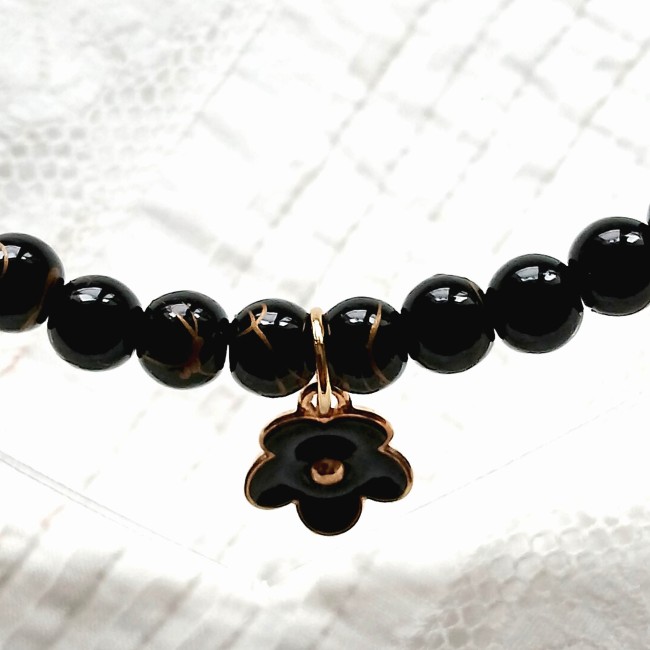 collier avec petites perles noires et tréfilé doré