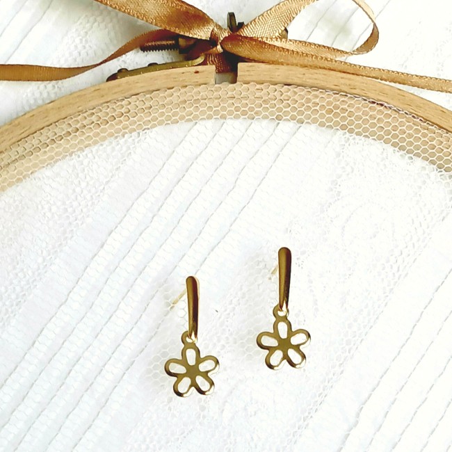 20260106_111722a Petite paire de boucles d'oreille légère et raffinée