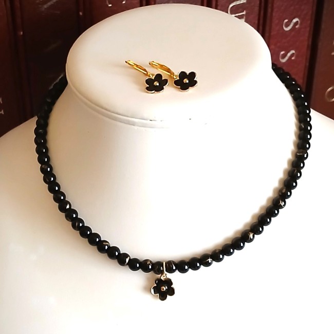 Parure au design élégant avec une petite touche florale