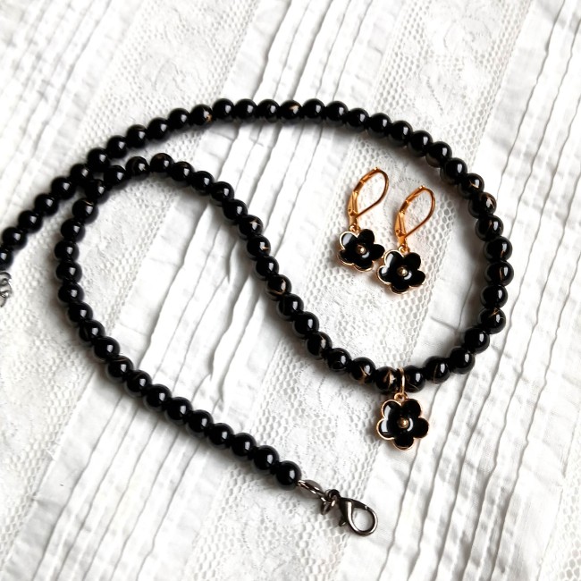 Ras du cou et boucles d'oreille noires et dorées