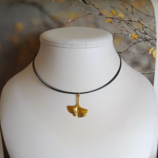 Pendentif en forme de feuille de Ginkgo en laiton doré, facile à porter.
